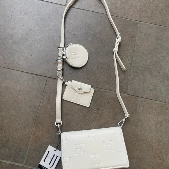 Vegan leather white crossbody pochette bag - Picture 4 of 9